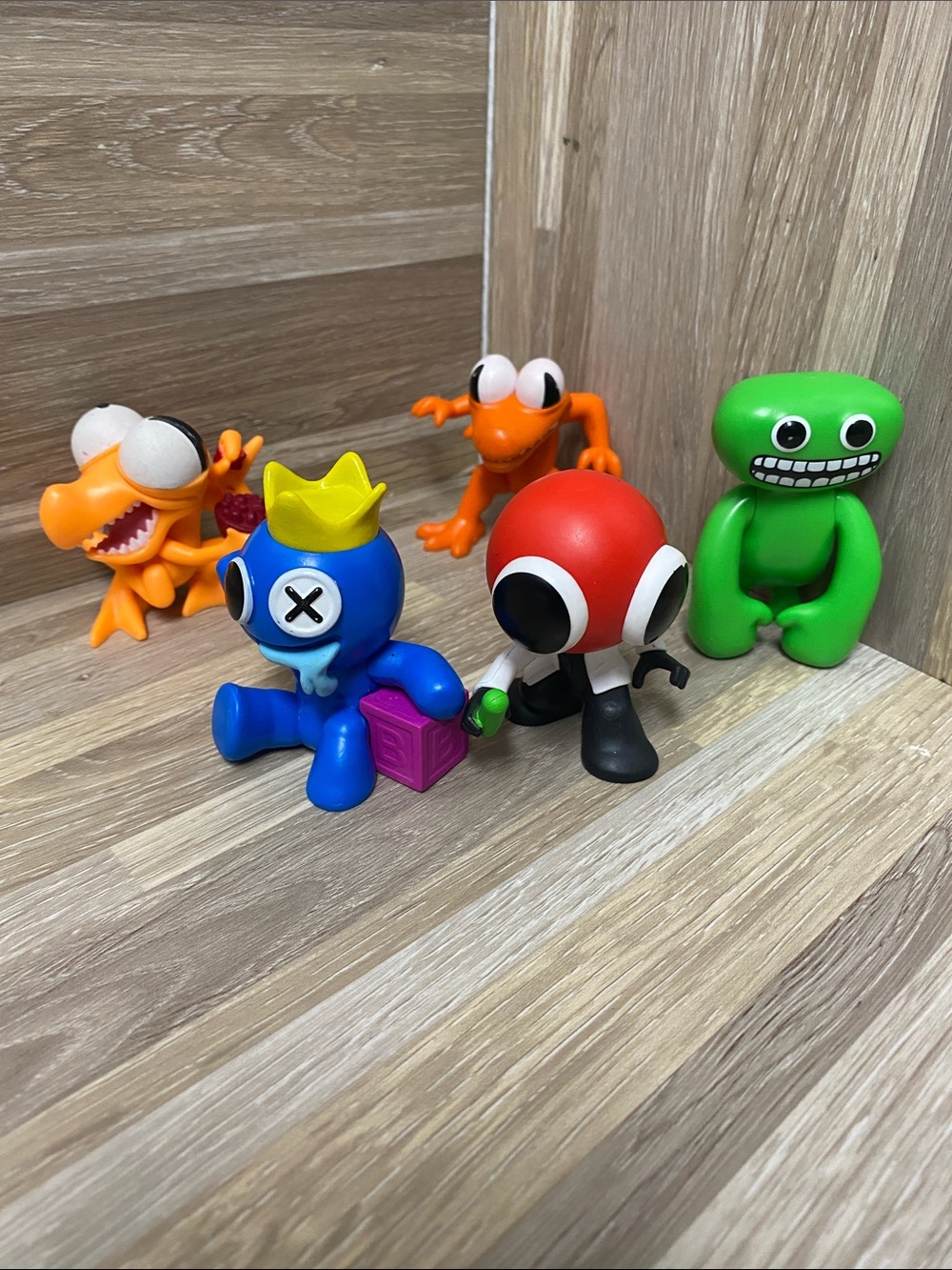 Roblox rainbow and friends mini figures display blind bag toys